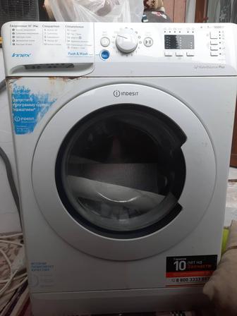 Продам стиральную машину Индезит. На запчасти
