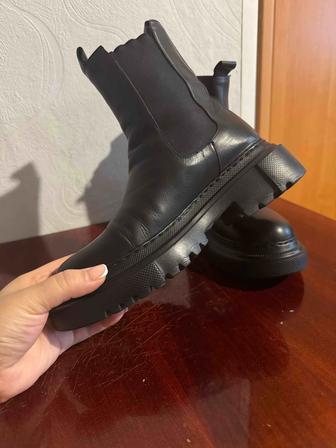 Продаю кожаные сапоги челси