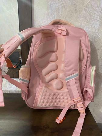 Продам рюкзак для девочки, носили один раз . Ортопедической спинкой