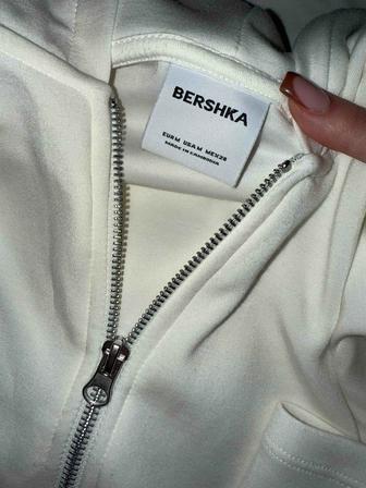 Продам костюм-двойку Bershka (толстовка на молнии штаны).